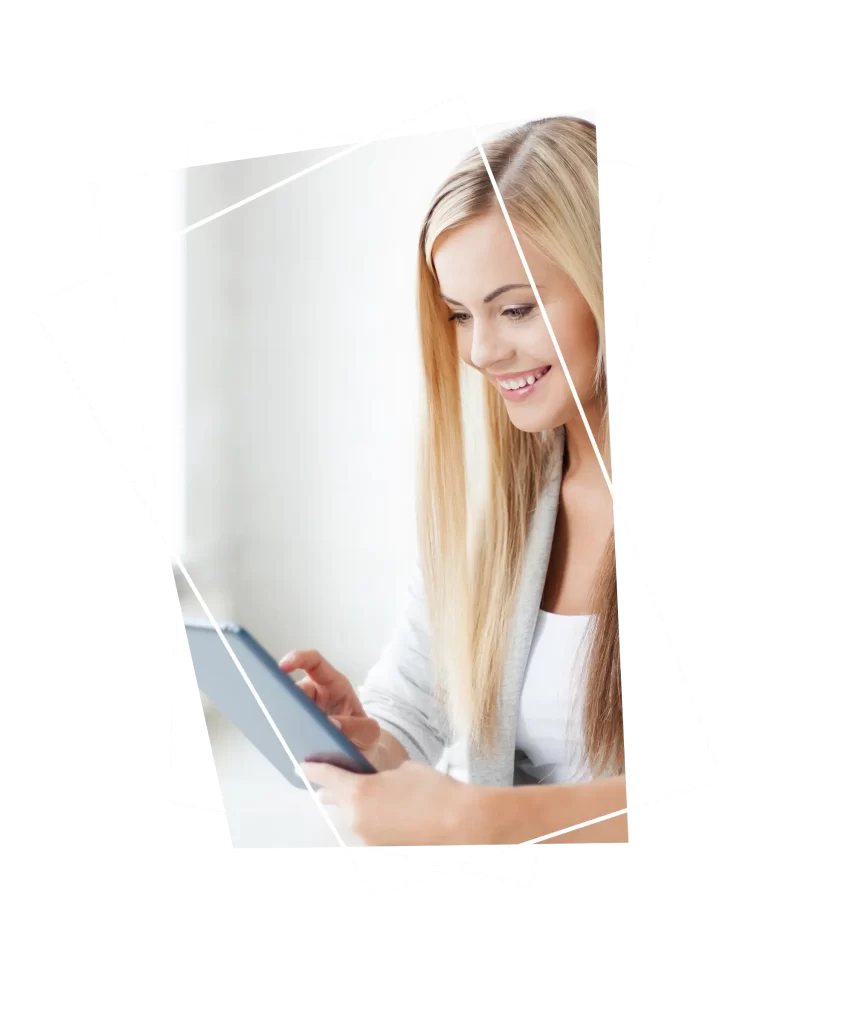 una ragazza mentre verifica gratuitamente la propria certificazione di alfabetizzazione digitale